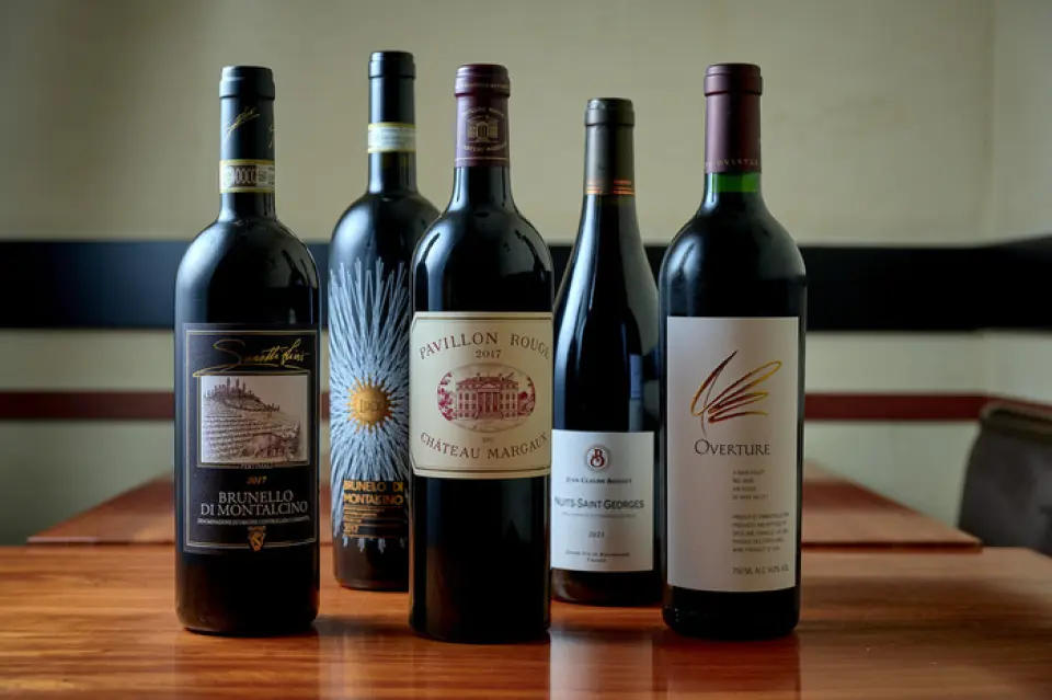 We have a wide variety of wines available. As our main dish is meat, we have many wines that go well with meat. You can also bring your own wine, so please feel free to bring it along if you have a favorite wine. In addition to wine, we also have a wide selection of beers and whiskeys.