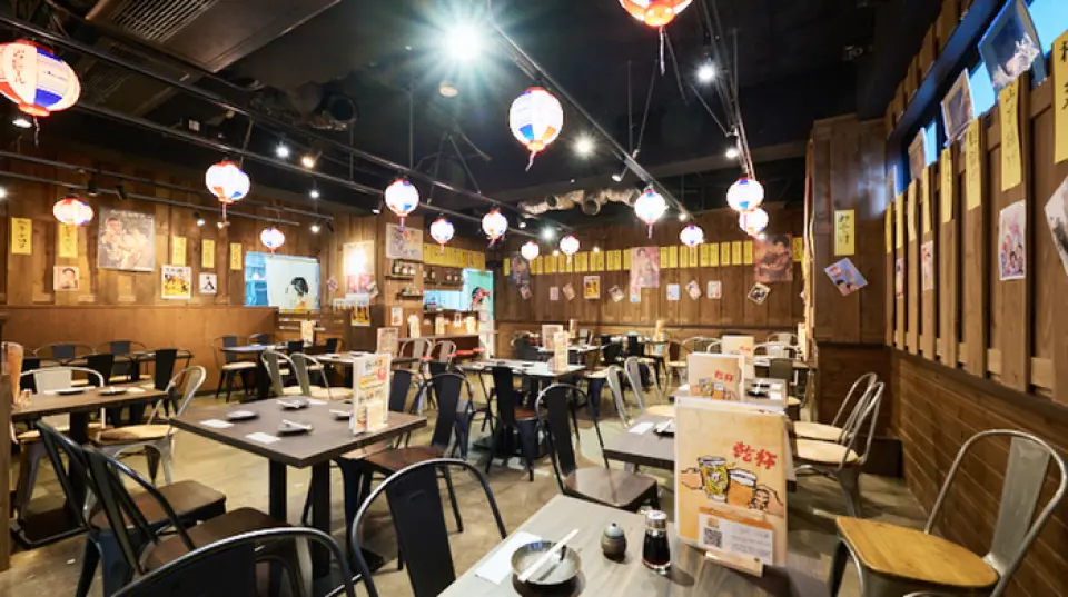The restaurant has a total of 48 seats, and the retro atmosphere evokes the nostalgic Showa period. There are also counter seats, so even if you are alone you can feel at ease. The table seats can be connected, so it is also recommended for groups. It is perfect for a wide range of occasions, from a quick drink after work to a lively party with friends. Please feel free to stop by!