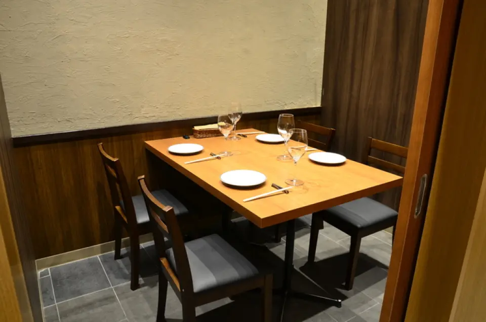 The restaurant has a relaxed atmosphere and offers private rooms where you can relax and unwind. These private rooms, which are perfect for entertaining guests or special occasions, can accommodate up to four people. Enjoy your meal in a special space that is just for you. We also have table seating, including seats that are convenient for large groups. Please use our restaurant for a variety of occasions, such as after work or for various gatherings. Enjoy a wonderful time with your loved ones in a sophisticated space.