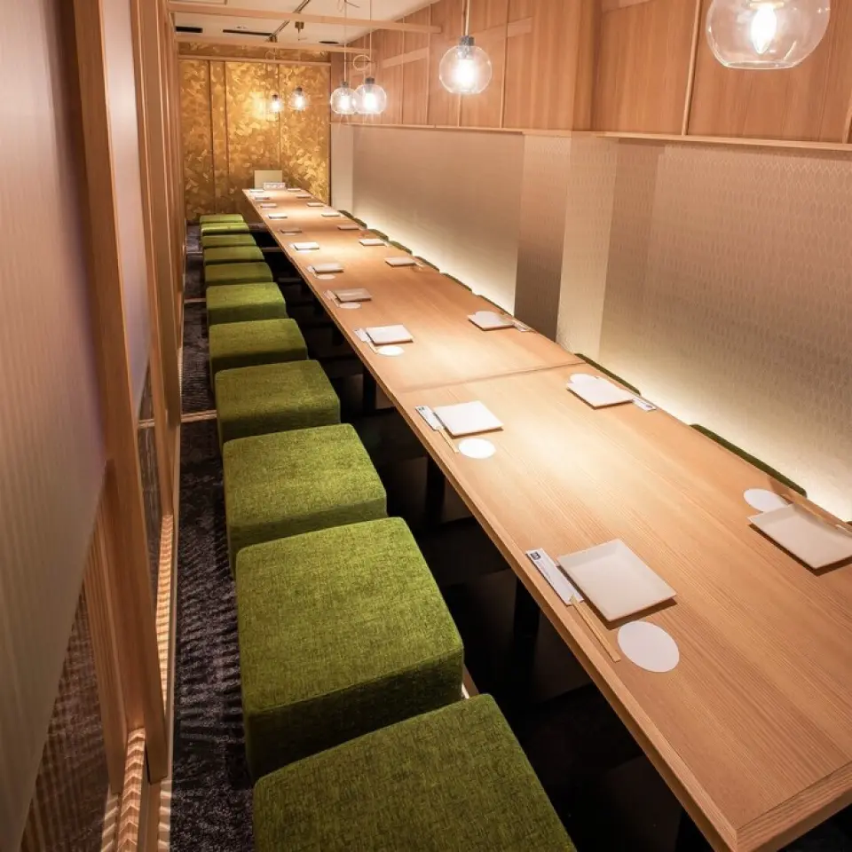 完全私人的房间，配有下沉式被炉，适合举办宴会。本店最多可容纳40人，在蒲田举办大型聚会或酒会时，请使用自分时。这是一个完全私人的房间，因此您可以享受轻松的时光，而不必担心周围的环境。何不慢慢品尝季节性菜单和严选的日本酒呢？