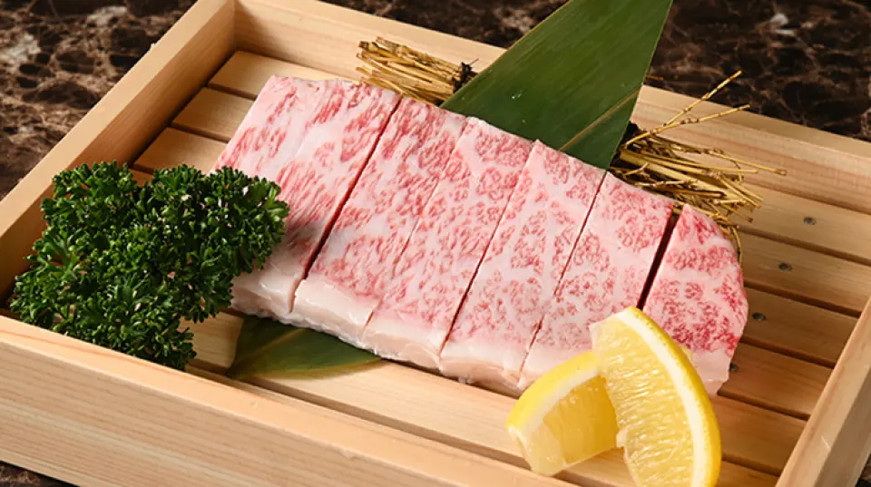 We are proud to say that the "Iga beef" we sell at our restaurant has a more savory red meat flavor than Matsusaka beef. It also has a refreshing taste, making it a recommended item for yakiniku. Furthermore, Ninja Yakiniku uses "Halal-certified beef," so it can be enjoyed by a wide range of customers.