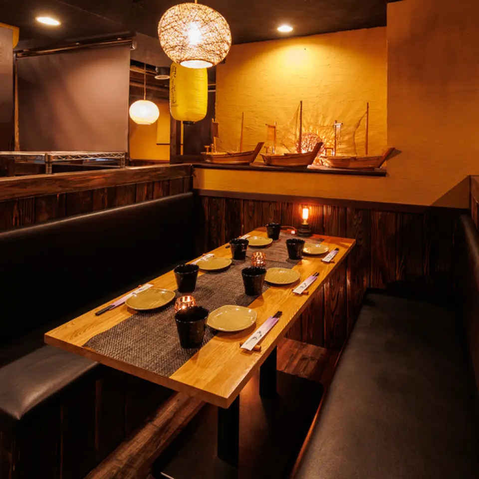 Tori Aezu is a Japanese-style izakaya with a relaxed atmosphere. In addition to table seating that can be adjusted to accommodate different numbers of people, the wood-toned Japanese modern space also has semi-private rooms for 2 to 6 people. Solo diners are also welcome! Come and enjoy a fun time with delicious food and drinks.