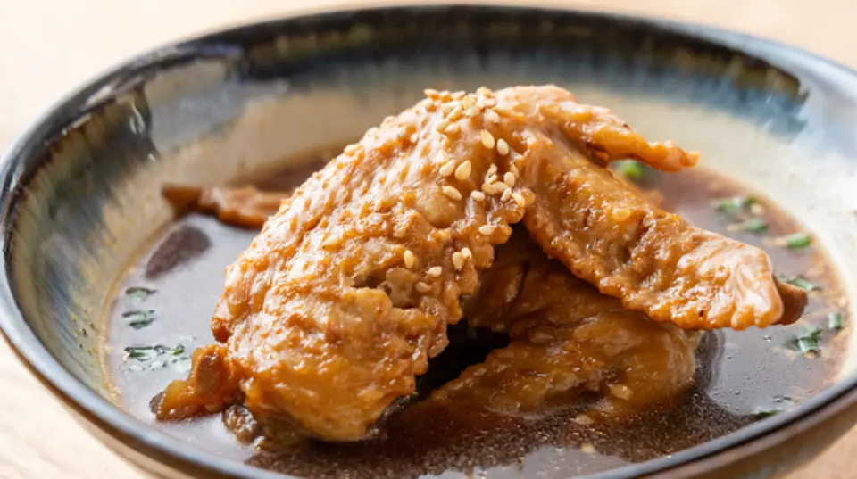 The signature dish is the "chicken wings that bring happiness," made using a recipe inherited from the president's parents. You can enjoy the "sweet stewed chicken wings," which are carefully simmered to recreate his mother's taste, and the "fried chicken wings," which are seasoned to recreate his father's taste.