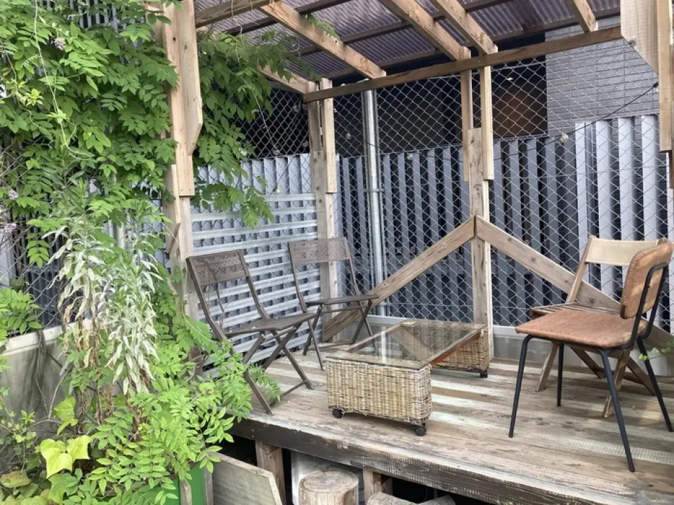 两层楼的设施中，您可以在任何地方享受啤酒花园。我们提供各种桌席，从带顶棚的座位到可以在蓝天下放松的座位。一楼的座位可以与宠物一起使用。此外，设施中心的广场上还设置了凉亭舞台。周末可以享受现场音乐♪此外，还有适合儿童的活动以及可以玩气球玩具的日子，因此也欢迎带孩子的家庭前来◎