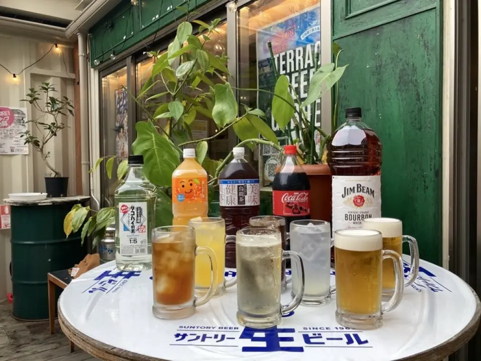 在开放的空间享用您最喜欢的酒精饮料！我们共有 4 台啤酒服务器，其中 2 台用于生啤酒，2 台用于低碳水化合物生啤酒。由于是自动的，您可以随时享用新鲜煮好的米饭！我们还提供标准饮品，如高球饮料、楚海饮料、柠檬酸饮料、乌龙饮料和软饮料。可以自由使用各种糖浆和冰块◎冰箱里也有冰镇玻璃杯，请按照自己的节奏享用♪