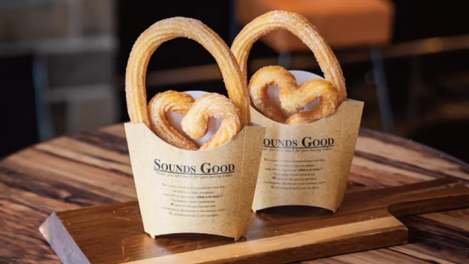 Limited quantity "Freshly squeezed heart-shaped churros" Homemade dough is kneaded daily, crispy on the outside and fluffy on the inside, and deep-fried churros topped with sweet cinnamon sugar. A one-day-only treat that pairs perfectly with our popular churro coffee and matcha latte.
