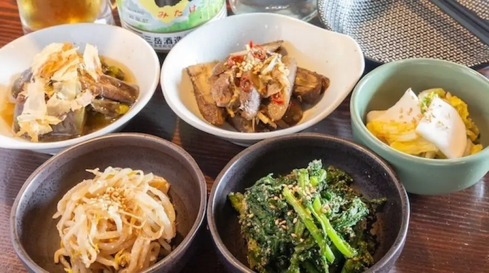 We are proud of our gyoza, and we also have snacks that go well with alcohol, hearty ramen, fried rice, and more! Our recommendation is "Okan's daily obanzai." We offer a variety of drinks every day, such as sweet and spicy beef tendon and burdock, rolled omelette in dashi broth, and infinite green peppers. Please ask the staff for details.◎We also have a wide variety of alcohol, including mega-sized mugs and sake that changes from time to time, so please enjoy your time as you like while savoring our delicious food♪