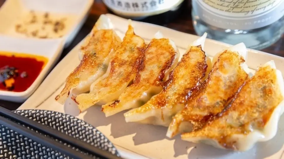 The gyoza has a golden brown color and chewy dough. It is packed with meat and overflows with juices, making it juicy. We also pay attention to the texture, creating a satisfying dish that really lets you taste the meat. There are three types of fried gyoza. First of all, we recommend the famous "Okan's Gyoza"! We also have the "Classic Salted Kimchi Gyoza" and "Weekly Gyoza" that are popular with repeat customers. We also have the mild-tasting "Boiled Gyoza", so please enjoy your favorite gyoza♪