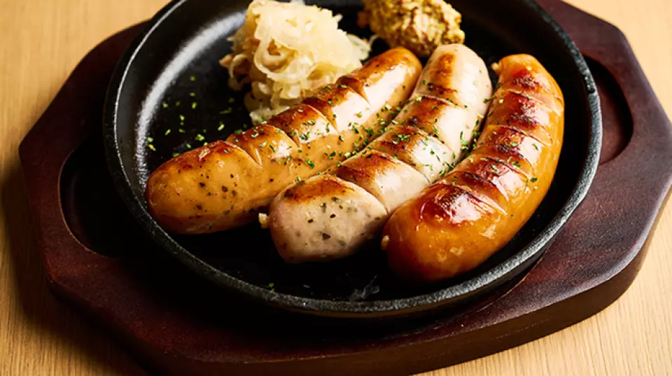 You must try our proud "sausages", available in coarsely ground, basil, pepper, and more. The crispy texture and the gravy that spreads with every bite is irresistible! We also recommend the German-style cutlet "Schnitzel". The juicy fillet cutlet goes perfectly with the lemon and berry sauce. We also have a variety of appetizers, pizzas, and pastas, so please choose your favorite menu to go with your drink!