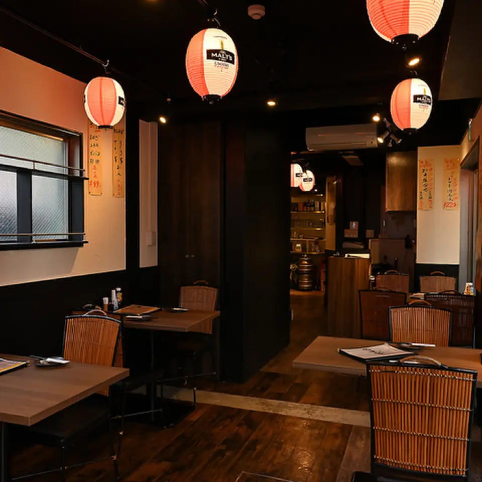 店內環境優美、乾淨，氣氛輕鬆，有溫馨的氛圍。不僅適合與朋友和家人一起用餐，還適合您自己放鬆地享受美味的烤雞肉串和飲料！寬敞的餐桌座位。即使有很多菜餚，您也可以輕鬆地享用一頓飯。座位之間的距離也很寬！適合下班後喝酒聚會或與家人一起用餐的便利座位。