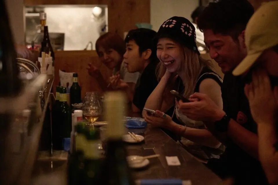 时尚干净的空间，怀旧舒适的氛围，适合女性独自进入的新风格酒吧。非常适合单独饮用或小酌一会儿等日常使用。有桌子座位和柜台座位。与朋友、家人、孩子一起◎