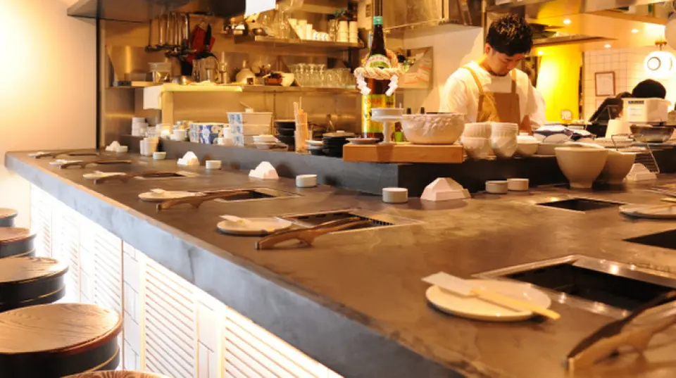 本店位于热闹的新宿横丁。店内空间狭小，吧台只有9个座位，店内装潢以黑白色为主，充满现代感。一边与主厨谈论肉类，一边享受美食的温馨氛围。我们会灵活应对诸如“您有这样的东西吗？”之类的请求。请在单独或约会等各种场合前来拜访我们。