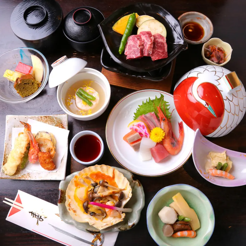We offer a variety of course meals that allow you to fully enjoy the flavors of the season. They can be used for various occasions such as celebrations with loved ones, girls' parties, and company banquets. We usually only serve dinner, but we can also accommodate lunchtime banquets upon request. Please feel free to contact us!