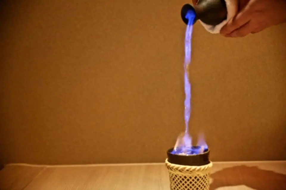 我们提供各种酒精饮料，包括标准生啤酒。其中，“河豚酒”最受欢迎。我们发明的表演是非常受欢迎的菜单，所以请准备视频并等待♪您还可以保留各种瓶烧酒！我们还提供美味的葡萄酒和香槟，可与优雅的河豚菜肴完美搭配。尽情享受与朋友、同事和亲人举杯的时刻。