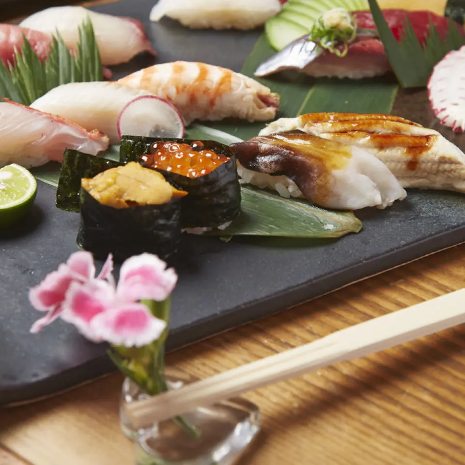 They also provide nice service such as flowers on the chopstick rests for women. The restaurant has a relaxed atmosphere, but the staff's lively atmosphere makes it a comfortable place to be. The course menu changes every month to reflect the season, so you can enjoy it no matter how many times you come!