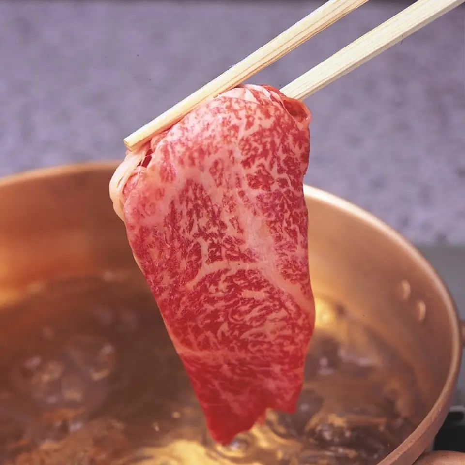 There are 24 counter seats for single diners. The combination of our specially selected, expensive copper pots and gas stoves creates the perfect conditions for shabu-shabu. After adding fresh vegetables and carefully selected meat, enjoy the shabu-shabu with our secret sesame sauce.