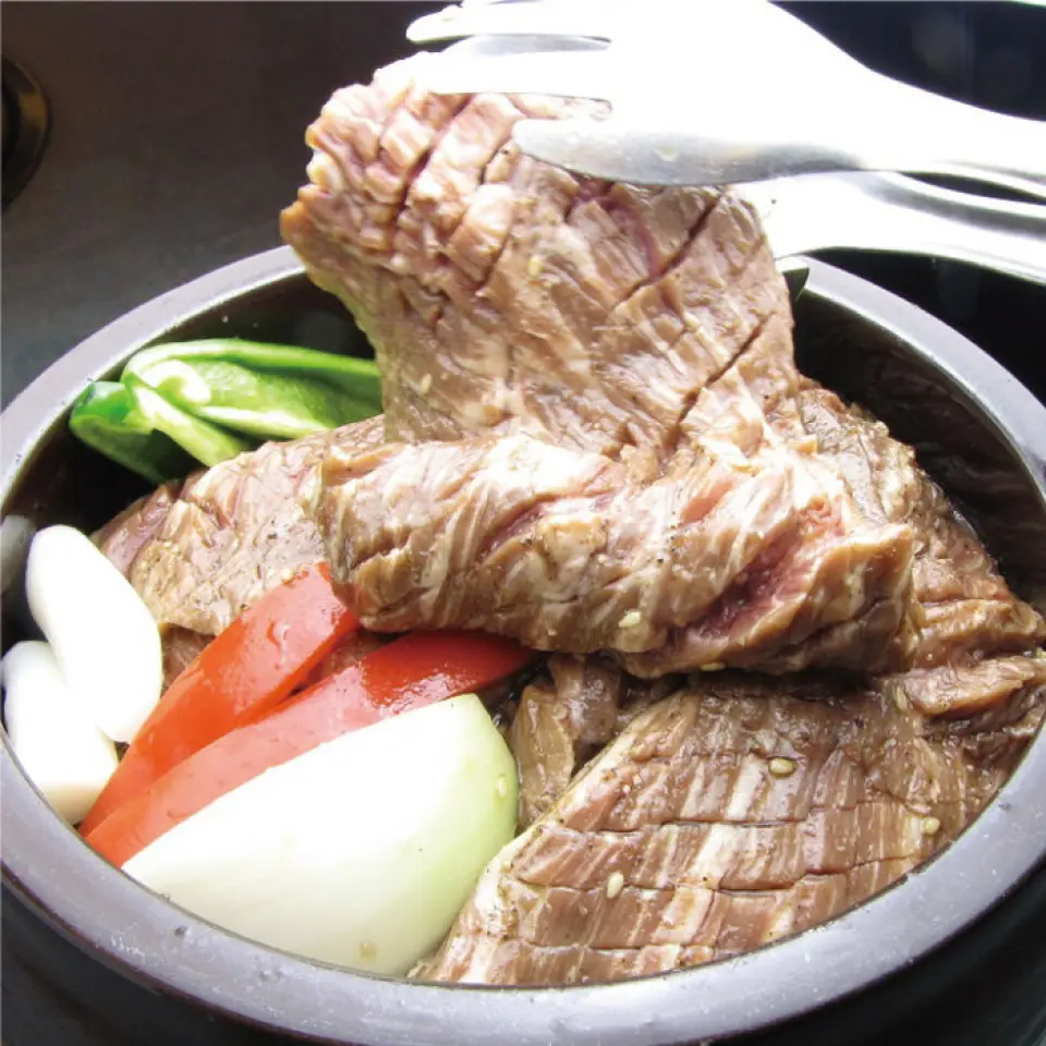 20 years ago, we were so impressed by the taste of a sauce made by a Korean chef that we learned about it from him and soaked skirt steak in the "secret sauce" for four whole days, creating our specialty dish, "Marinated Korean Skirt Steak." The color may look bad at first glance because it has been marinated for four days, but the more you chew it, the more delicious the flavor spreads and your appetite will be stimulated! We only have a limited quantity, so we recommend coming early. Please give it a try♪