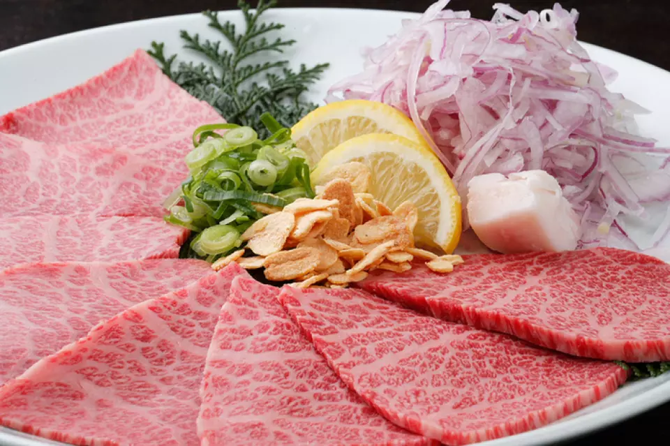 One of our popular dishes is the "grilled top loin shabu-shabu"! We use the rare "haneshita" cut, which is only available in small quantities from the part of the marbled Japanese black beef called the "kurashita". The "haneshita", which is characterized by its softness that melts on the tongue, is lightly seared and then wrapped in onions, green onions, and garlic chips before being eaten. The high-quality fat makes it easy on the stomach, making it a popular dish for people of all ages and genders!