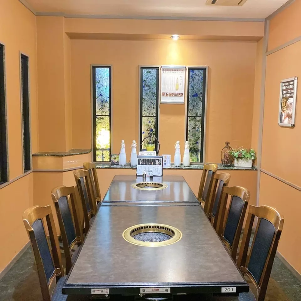 On the second floor of the restaurant, we have a variety of seats perfect for various occasions. Among them, the most recommended seats are the private rooms on the second floor where you can relax with your colleagues or family. There are a total of four rooms (for a maximum of 16 people) with a sense of privacy. At banquets, these seats are sure to make the organizer say "That was great!" to the guests.