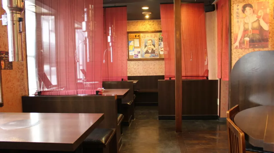 Gyukaku is located a 5-minute walk from Hattori Station along National Route 176. The restaurant is divided into the first and second floors, with the first floor offering counter seats facing the wall, perfect for solo diners or dates, and table seats for drinking parties with friends or colleagues. The second floor offers tatami seating, perfect for family meals and large parties. No matter when you come to eat with whom, there are plenty of seats where you can relax, so feel free to drop by.
