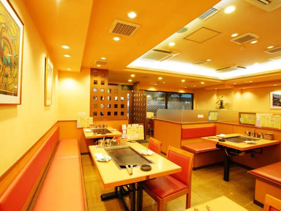 The table that seats 12 people side by side is very popular. The second most popular is the semi-private room for 4 people surrounded by frosted glass and a wall. The spacious interior is also ideal for entertaining guests. This okonomiyaki restaurant is used by many celebrities, including Prime Minister Abe. For okonomiyaki entertainment in Shin-Osaka, make a reservation at Okonomiyaki Jiro.