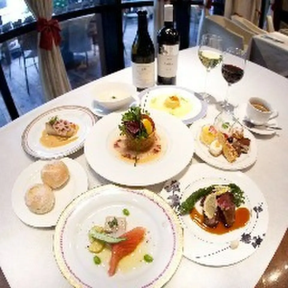 拥有30多年经验的资深厨师提供创意美食。融合了日式、西式、中式料理精髓的众多精美菜肴，都是使用严选的食材精心烹制而成。另外，不要错过我们内部糕点师制作的每日甜点。其中，推荐西本餐厅的全套晚餐，4,950日元。您还可以在课程中添加自制蛋糕。在适合约会和纪念日的空间中享受美好时光。