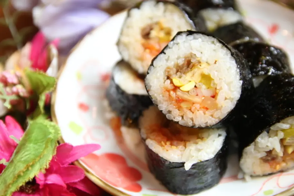 쿠시하치친의 인기 메뉴인 김밥은 매장에서 드시거나 테이크어웨이로 드실 수 있습니다!! 주문 후 김밥을 말아서 갓 만든 김밥을 드실 수 있습니다.