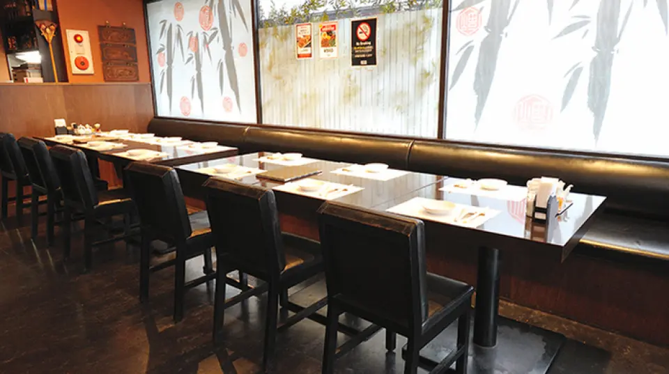 We have counter seats and table seats available. Table seats range from 2-seater seats to 6-seater box seats, and by connecting the tables, we can seat up to 16 people. We can also accommodate private parties of 30 to 40 people. We recommend our great value courses for various types of gatherings. The "Sakura Course" in particular is a highly satisfying course that includes popular dishes such as sweet and sour pork and chili shrimp! For an additional 1,800 yen, you can also enjoy all-you-can-drink for 2 hours, so please feel free to contact us if you would like to do so.