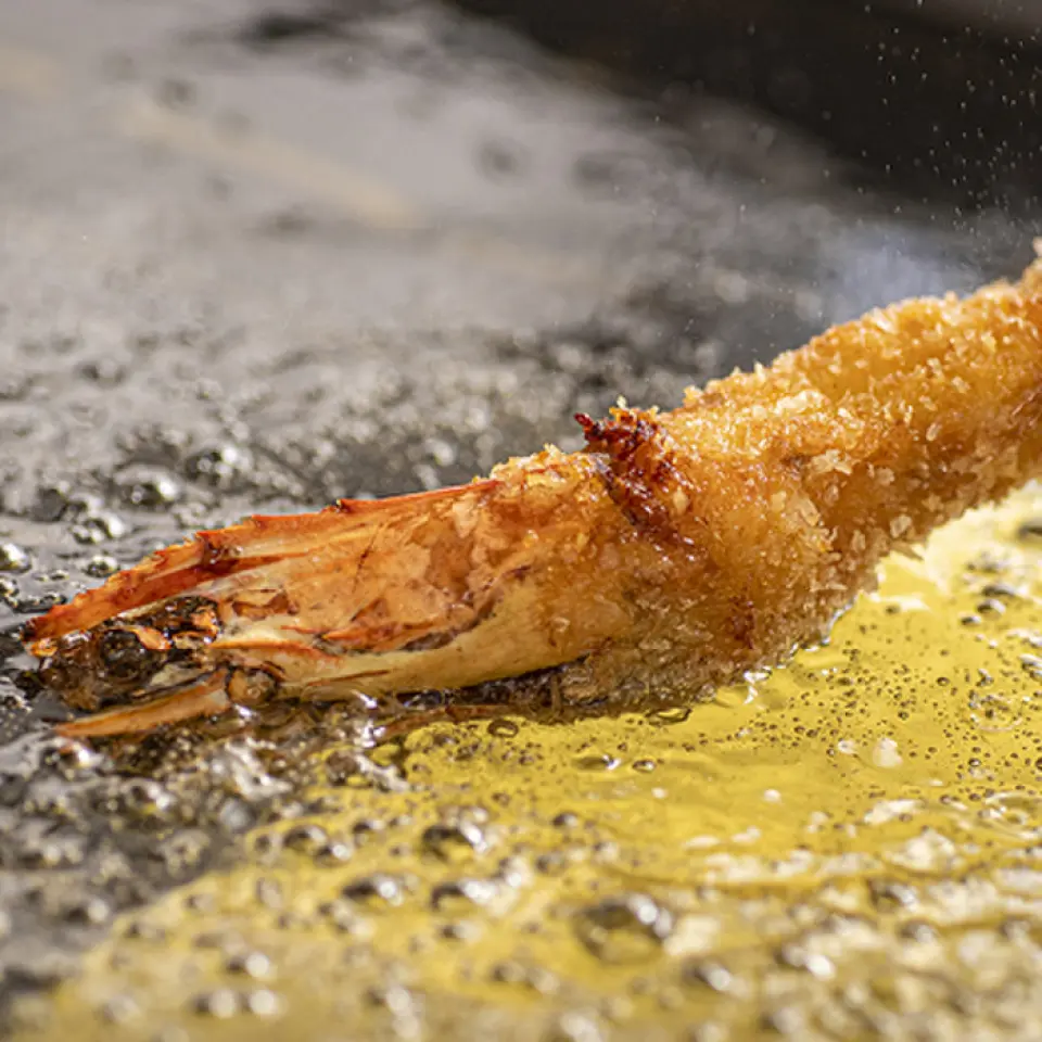 我們對食材、塗層、油炸、串燒都很講究。大蝦、牛裙排佐特製味噌醬、鴨腰佐藥草鹽、雞柳佐起司、鮪魚酪梨佐明太子醬、雞皮佐甜辣辣醬等。