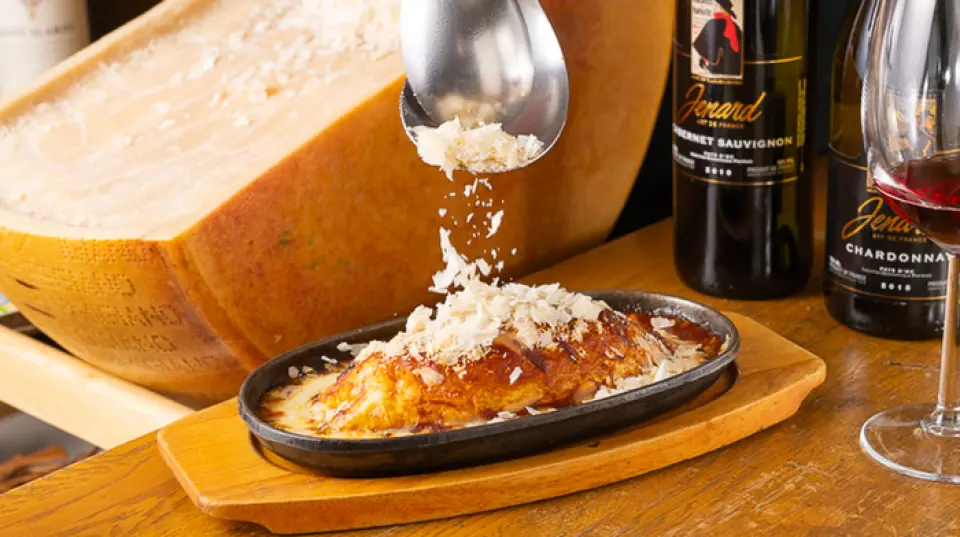 Our cheese omelet rice, made with tomato rice, is a perennial favorite for lunch! The demi-glace sauce is simmered slowly and takes a whole day to complete, giving it a rich, deep flavor. It is topped with plenty of cheese, baked in the oven, and served on a hot iron plate. To finish, Reggiano cheese is grated right in front of the customer.