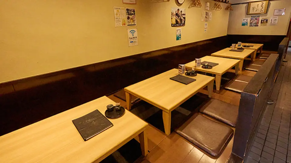 The interior of the restaurant has a Japanese-style design with wood grain and elegant colors. We have striven to create a comfortable space with the desire to "let you relax and enjoy a relaxing time." The seating options include a counter where you can see the cooking, semi-private table seats, and a sunken tatami room. The tatami room can accommodate up to 27 people, and is also very welcoming for large banquets. Please use it for a variety of occasions, big and small, such as meals with children, drinking alone, a drink after work, or any other type of banquet!