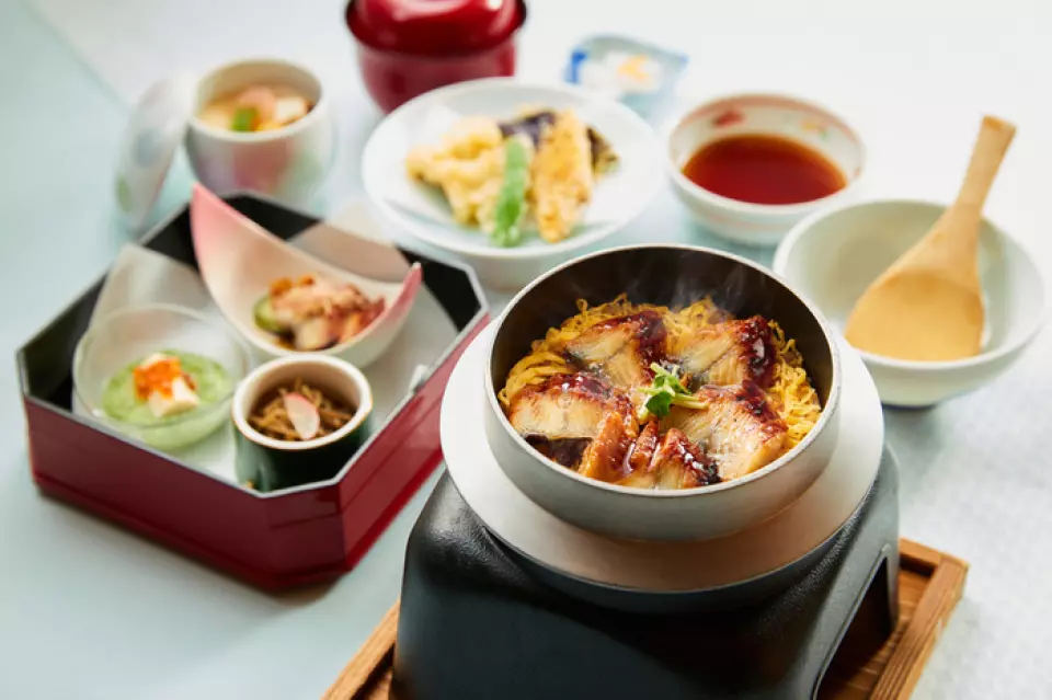 在寿司饭，我们使用时令食材，并提供只能在一年中的这个时间享用的限量菜单。请品尝使用严选时令食材烹制的各种菜肴，感受季节感。
