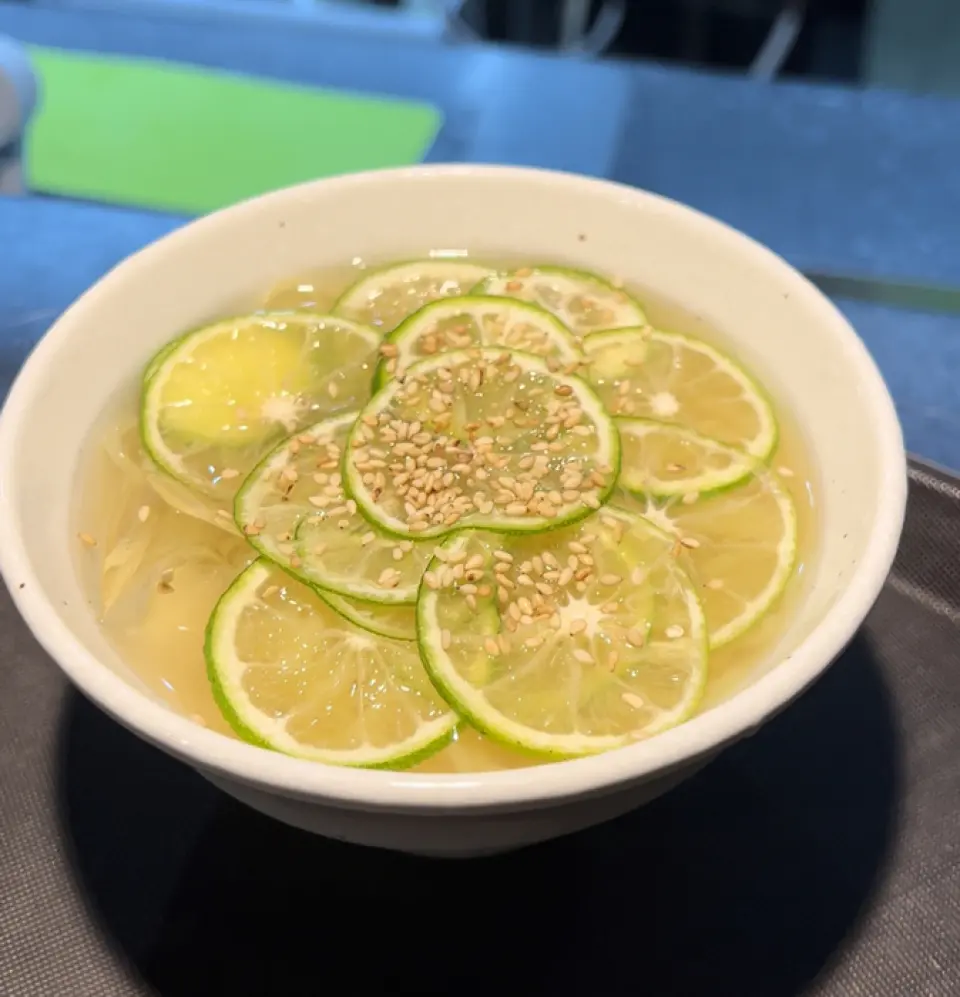 The key features of our original homemade noodles, "Sudachi Reimen," are a soup made from a chicken bone base with seafood extracts and sudachi citrus grown in Tokushima Prefecture! We are particular about not only our meat but also our rice. We soak our blended rice the day before and cook it over a strong flame of gas until it is firm. We also offer our original sauce, which goes well with our proud meat, as well as salt and wasabi! The Italian salt in particular has a mellow taste that brings out the umami of the meat even more.