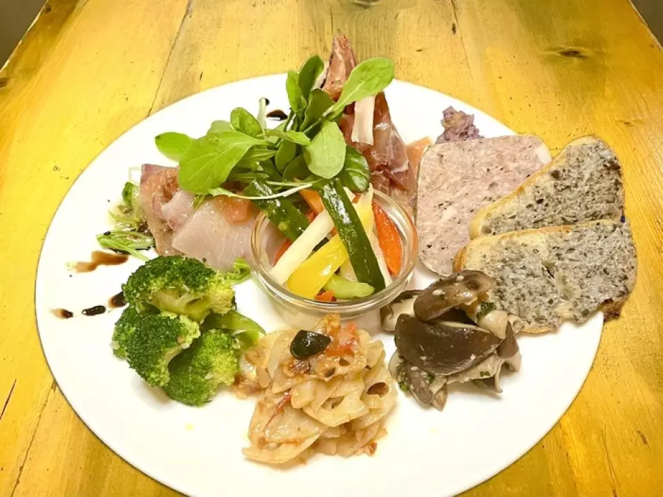 With over 40 appetizers, over 20 pasta, pizza, and risotto dishes, and 10 main dishes, we can provide the right food and time for each day, from days when you only have light appetizers to days when you want to eat a full main dish.
