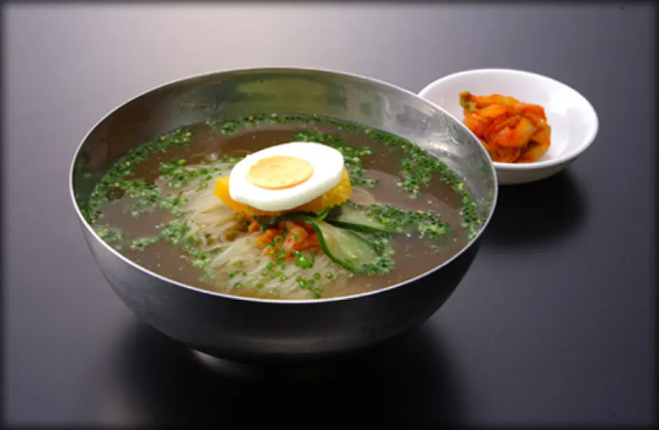 The noodles are hand-made from flour after an order is placed. They are rich, chewy and the best noodles. The soup for the cold noodles is also handmade, taking more than five hours of time and effort to make, making it a proud dish.