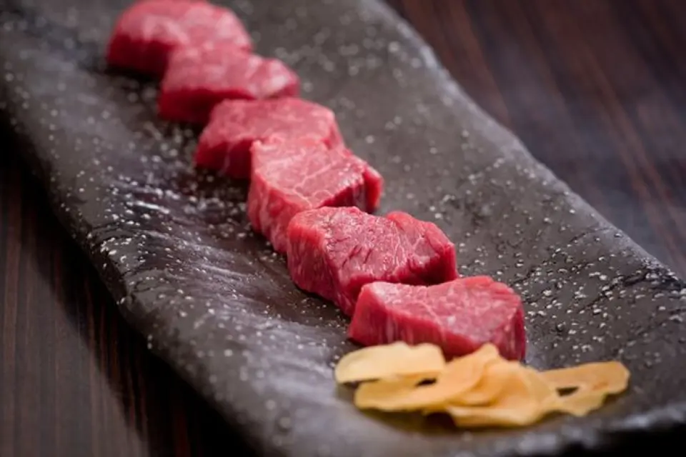 ←As the photo tells you, this is a restaurant where you can enjoy luxurious yakiniku made with Tsurugyu, a purebred Tajima beef.