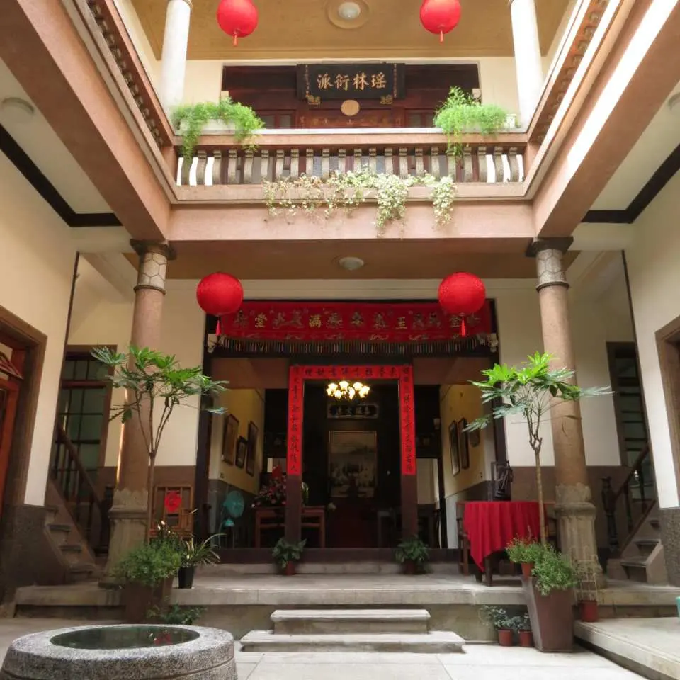 西螺延平老街文化館原是許姓人家的捷發乾記茶行，後無償提供予地方藝文團體和社區大學使用。傳統的三進式建築，分茶行、廳堂、庭院，堪稱融合漢、和、洋三種建築特色的經典建築。