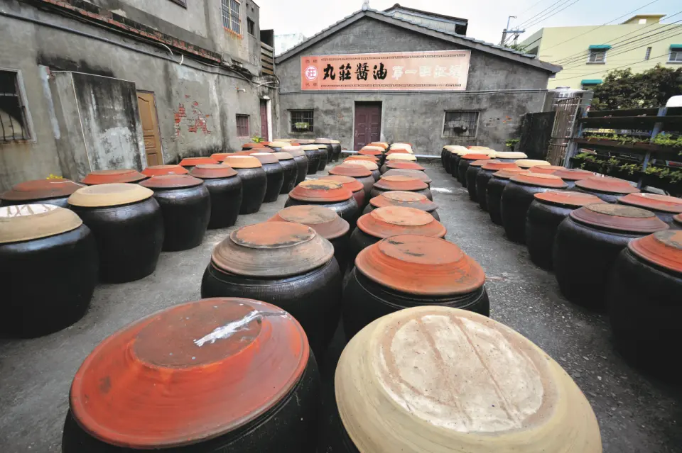 來西螺必訪「丸莊醬油博物館」，感受百年醬油的魅力！這裡保存了傳統釀造技術，展示古老器具，並提供DIY體驗。從販賣店到博物館，讓你深入了解丸莊的歷史與製作過程，還能帶走親手製作的美味醬油