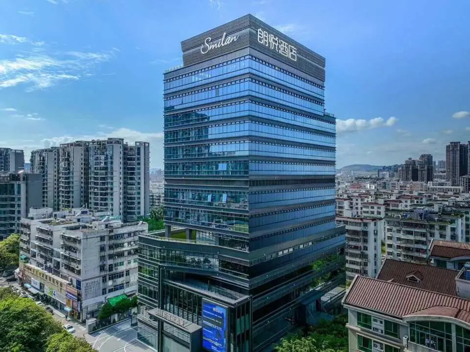 珠海朗悅酒店地處於珠海新香洲中心地帶，酒店出發至拱北關口僅需 15 分鐘車程到達橫琴長隆海洋王國也僅需 35 分鐘，到達珠海山姆店 5 分鐘車程。