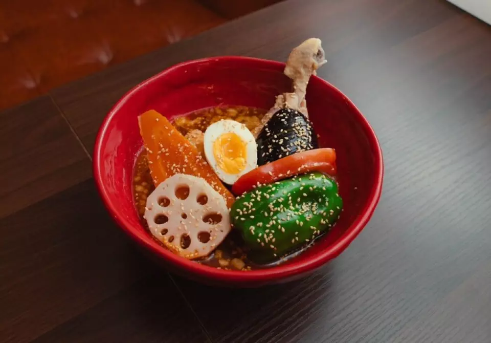 수프 카레는 레스토랑이 오픈한 이래로 세련되게 다듬어진 자랑스러운 맛입니다. 20가지 이상의 향신료로 만든 비밀 수프가 특징입니다. "오리지널 수프"의 맛의 비결은 트리플 레시피로 만든 육수이고, "사이공 수프"는 맛있는 아시아 향이 나는 가벼운 치킨 소금 베이스입니다. 저녁 식사 시간에도 제공되며, 마음과 배를 모두 채워줄 그릇입니다. 한 번 맛보면 중독성 있는 맛을 꼭 경험해보세요!