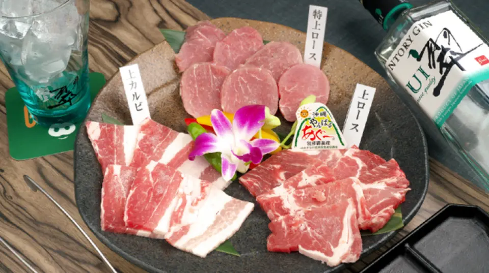 本店為畜牧場直營店，每天直送新鮮、優質的阿古豬肉。其中，特別推薦的是能讓您充分享受脂肪的美味的極品排骨。您可以享受其口感的內臟，這些內臟經過精心加工，具有溫和、易於食用的味道。不要錯過受歡迎的肝臟。除了豬肉之外，我們還推薦三種牛肉拼盤，您可以嘗試並比較。
