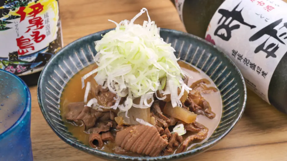 我們引以為傲的是「絕品牛雜燉煮」◎這是一道經過半天多慢燉而成的推薦菜色。我們提供使用山原幼雞的烤雞肉串以及新鮮的生魚片和米飯。對於當地人來說，我們有一系列可供您每天享用的菜餚，從各種居酒屋菜單到豐盛的菜單。千萬不要錯過Goya Chanpuru和自製Rafute等最適合觀光的沖繩美食！