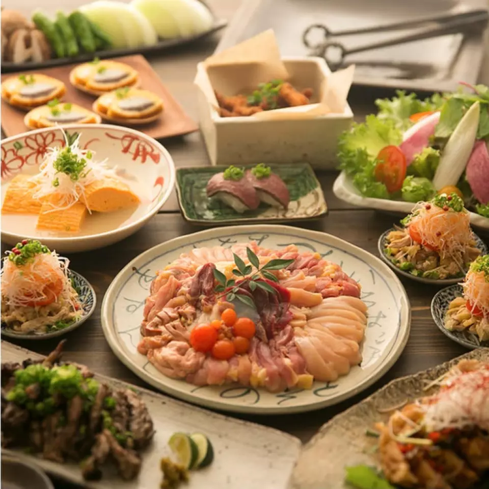 If you are a party planner looking for a stylish banquet hall in Kusatsu, please leave it to Torizakura. For meals, we recommend the banquet course, which features chicken dishes that highlight the ingredients and the chef's skill, as well as salads and desserts. Choose from a course with a hot pot main dish that is sure to fill you up, or a teppanyaki main dish that can be enjoyed in a relaxed yakiniku style. You can also choose the chicken ingredients according to your budget.