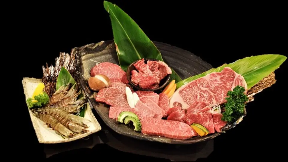 石垣岛北内农场优质牛肉是但马风格的黑毛和牛，味道极其鲜美。我们讲究只使用母牛肉，肉质脂肪熔点极低，入口即化，氨基酸丰富，香气浓郁。为了确保牛肉的美味，我们对牛肉进行了长时间的育肥，因此我们将其育肥时间比普通黑毛和牛长一年左右。通过用大麦食物慢慢种植它们，您可以享受甜味脂肪。