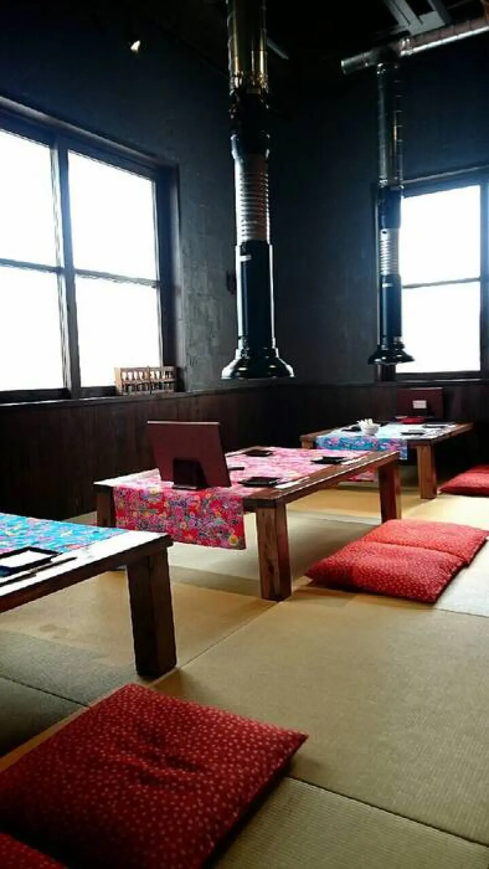 Đối với những gia đình có trẻ em, chúng tôi khuyên dùng ghế ngồi trải chiếu tatami có thảm Ryukyu.