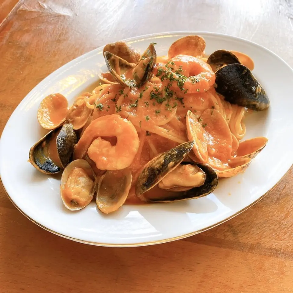 「充滿美味海鮮的Pescatore」是我們推薦的義大利麵。來自貽貝和蛤蜊的美味海鮮為自製番茄醬增添了深度和風味。咬上一口，就會充滿海鮮的鮮美味道。 *因為使用了黃油，所以口感濃鬱，這也是它受歡迎的另一個原因。另外，還有「自製培根寬麵條carbonara」、「檸檬味肉醬」等各種義大利麵，千萬不要錯過！