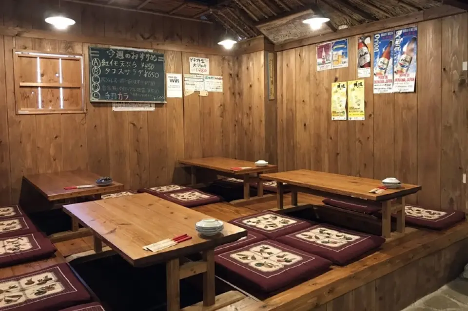 【紅瓦、平屋頂、茅草屋頂…】真實再現戰後的沖繩！私人房間非常適合 6 至 10 人的聚會，您可以在店內的真正點唱機中播放您喜歡的歌曲。