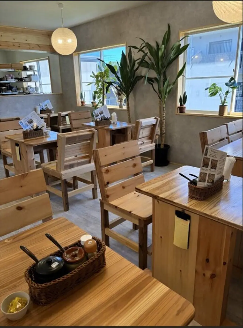 15 minutes walk from Ijuin Station. The owner opened this restaurant here with the desire to enliven his hometown of Hioki City! The interior is bright, accented with gray-toned wallpaper, orange lighting, and green ornamental plants. The restaurant has a stylish atmosphere with handmade tables and chairs, and there are 25 seats in total, including counter seats and tables. Please feel free to use it for meals alone or with friends! It is also possible to reserve the restaurant for a group of 15 or more people, so please feel free to contact us.