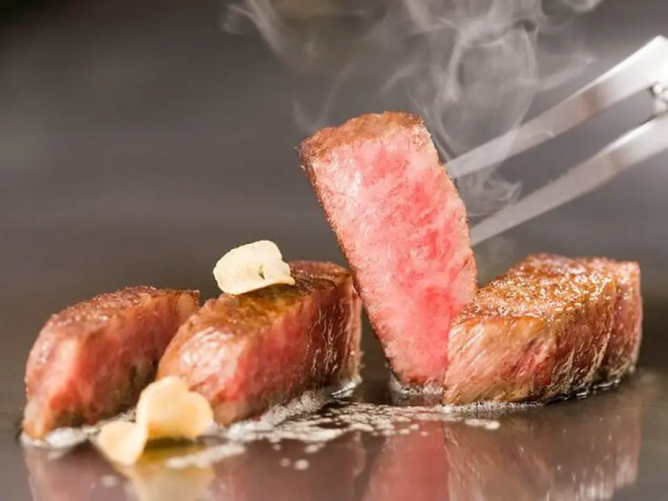 We use carefully selected A4 or higher Kagoshima Kuroge Wagyu beef. Enjoy to your heart's content the exquisitely cooked teppanyaki steak and meat sushi made with several kinds of meat.
