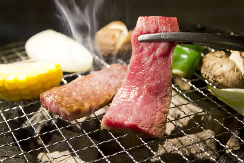 您可以品尝用炭火烧烤的精选食材。您可以一边品尝优质食材，一边享受炭火的香气。